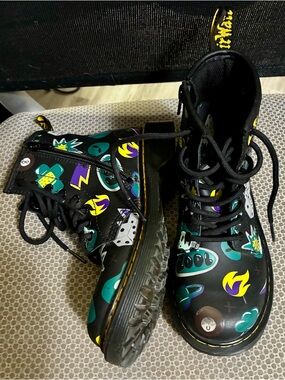 Doc Martens Junior Side Zip 90’s vibe